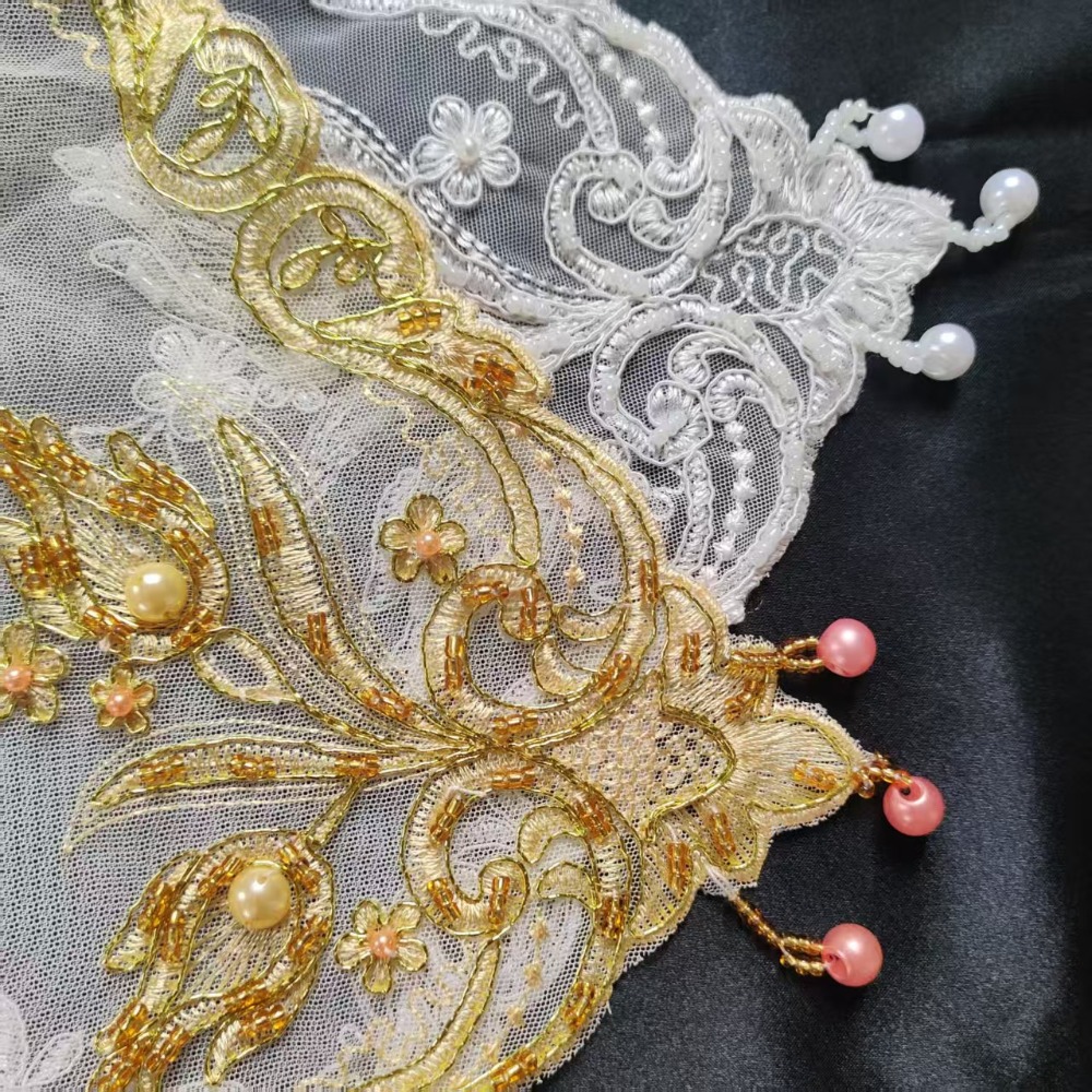 Tovagliette Quadrate Ricamate  - Embroidery Roses recensione e prezzo